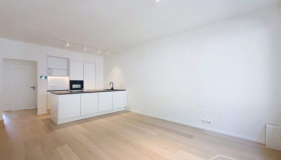 Luxueus gelijkvloers appartement met ruime zonnige tuin in de geliefde Vogeltjeswijk. Dit volledig gerenoveerde gelijkvloerse appartement combineert hedendaags comfort met een uitstekende ligging. Via de inkomhal met kvestiaire bereikt u de lichtrijke lee