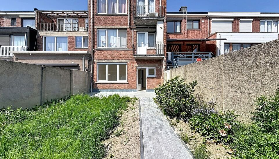 Luxueus gelijkvloers appartement met ruime zonnige tuin in de geliefde Vogeltjeswijk. Dit volledig gerenoveerde gelijkvloerse appartement combineert hedendaags comfort met een uitstekende ligging. Via de inkomhal met kvestiaire bereikt u de lichtrijke lee