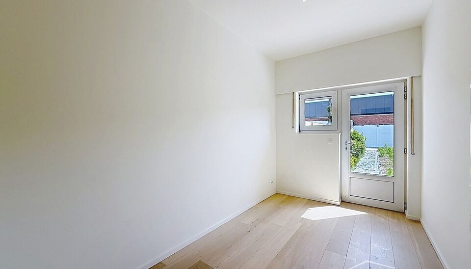 Luxueus gelijkvloers appartement met ruime zonnige tuin in de geliefde Vogeltjeswijk. Dit volledig gerenoveerde gelijkvloerse appartement combineert hedendaags comfort met een uitstekende ligging. Via de inkomhal met kvestiaire bereikt u de lichtrijke lee