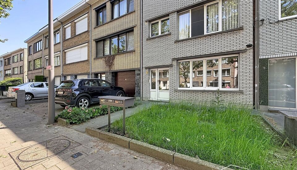 Luxueus gelijkvloers appartement met ruime zonnige tuin in de geliefde Vogeltjeswijk. Dit volledig gerenoveerde gelijkvloerse appartement combineert hedendaags comfort met een uitstekende ligging. Via de inkomhal met kvestiaire bereikt u de lichtrijke lee