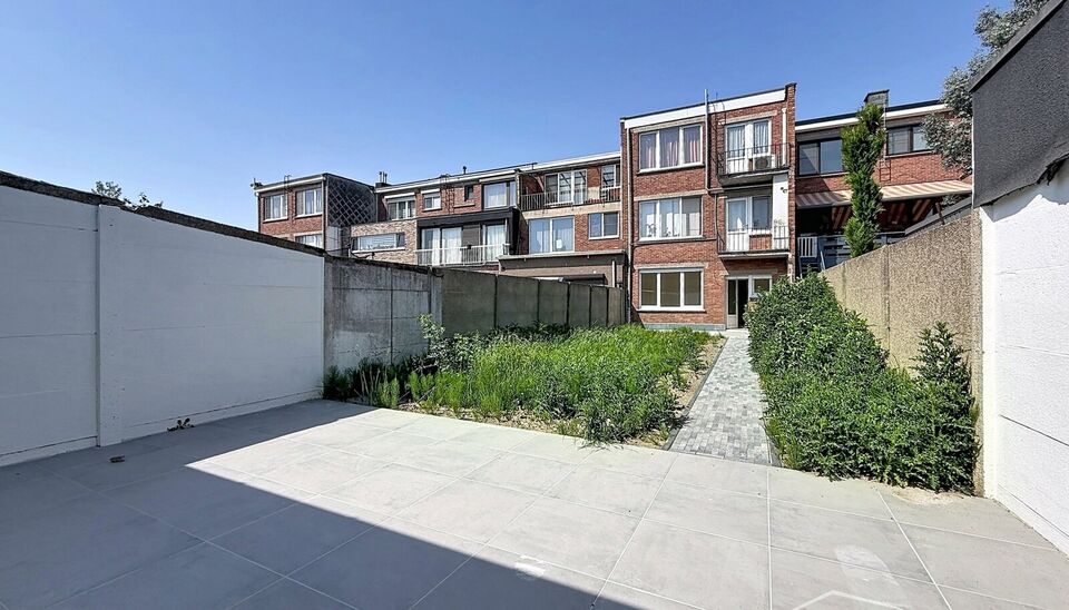 Luxueus gelijkvloers appartement met ruime zonnige tuin in de geliefde Vogeltjeswijk. Dit volledig gerenoveerde gelijkvloerse appartement combineert hedendaags comfort met een uitstekende ligging. Via de inkomhal met kvestiaire bereikt u de lichtrijke lee