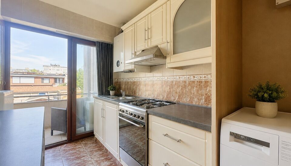 Op een centrale maar rustige ligging aan de Rietschoorvelden bevindt zich dit lichtrijke appartement op de eerste verdieping van een kleinschalig gebouw zonder lift. Dankzij de beperkte mede-eigendom geniet u hier van lage gemeenschappelijke kosten.
Via d