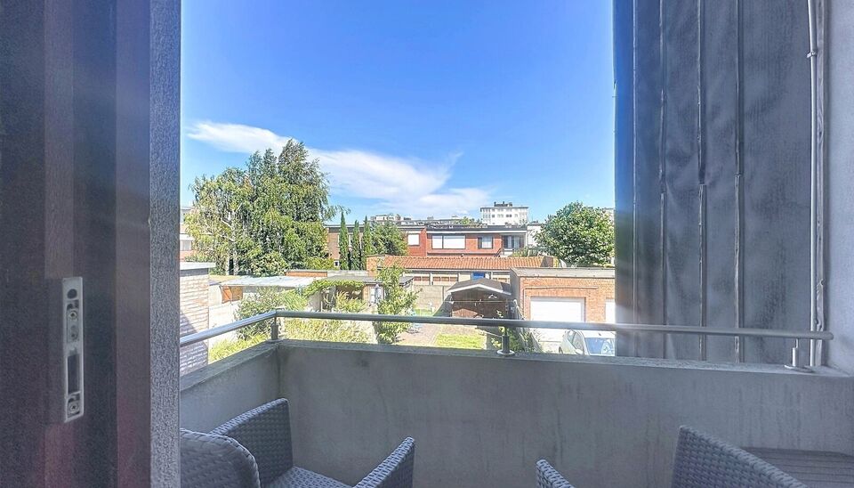 Op een centrale maar rustige ligging aan de Rietschoorvelden bevindt zich dit lichtrijke appartement op de eerste verdieping van een kleinschalig gebouw zonder lift. Dankzij de beperkte mede-eigendom geniet u hier van lage gemeenschappelijke kosten.
Via d