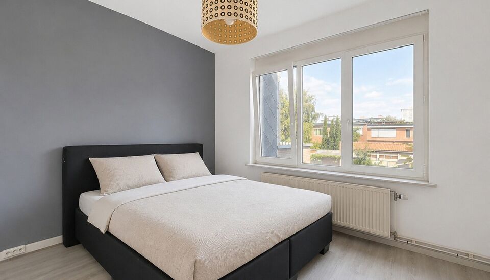 Op een centrale maar rustige ligging aan de Rietschoorvelden bevindt zich dit lichtrijke appartement op de eerste verdieping van een kleinschalig gebouw zonder lift. Dankzij de beperkte mede-eigendom geniet u hier van lage gemeenschappelijke kosten.
Via d