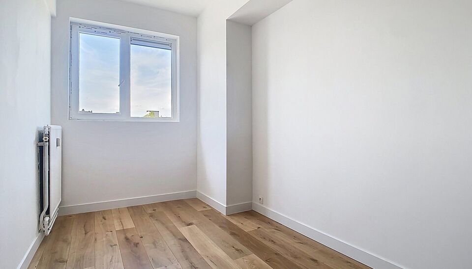 Ontdek dit volledig gerenoveerde appartement op de derde verdieping, ideaal gelegen en instapklaar!
Via de ruime inkomhal (ca. 6 m²) met ingemaakte kasten en parketvloer betreedt u het appartement. De lichtrijke leefruimte (ca. 31 m²) aan de voorzijde b