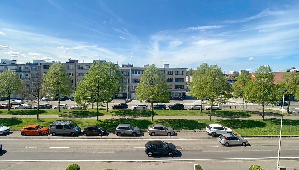 Ontdek dit volledig gerenoveerde appartement op de derde verdieping, ideaal gelegen en instapklaar!
Via de ruime inkomhal (ca. 6 m²) met ingemaakte kasten en parketvloer betreedt u het appartement. De lichtrijke leefruimte (ca. 31 m²) aan de voorzijde b