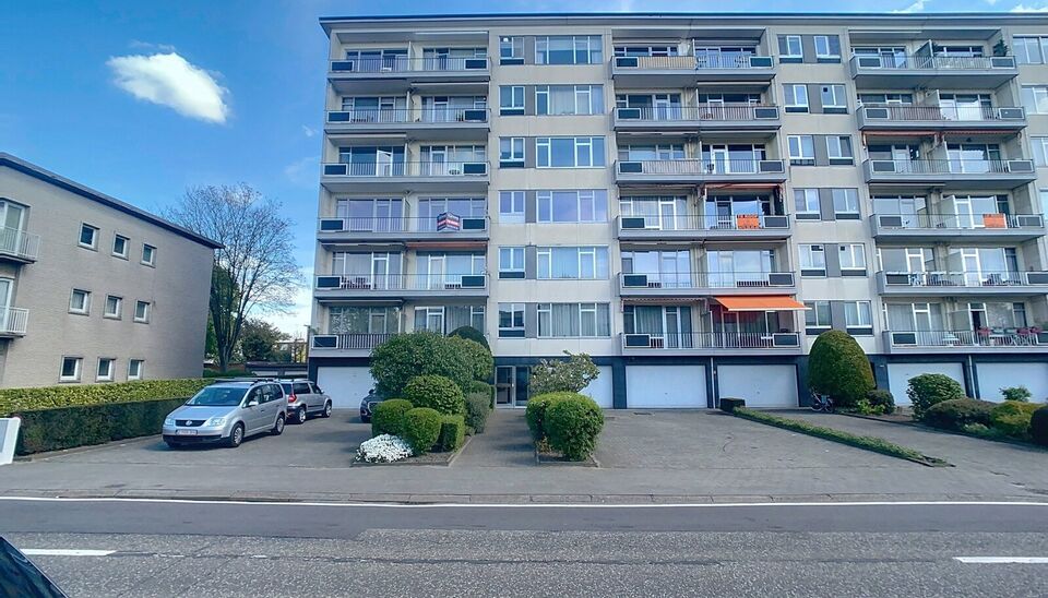 Ontdek dit volledig gerenoveerde appartement op de derde verdieping, ideaal gelegen en instapklaar!
Via de ruime inkomhal (ca. 6 m²) met ingemaakte kasten en parketvloer betreedt u het appartement. De lichtrijke leefruimte (ca. 31 m²) aan de voorzijde b
