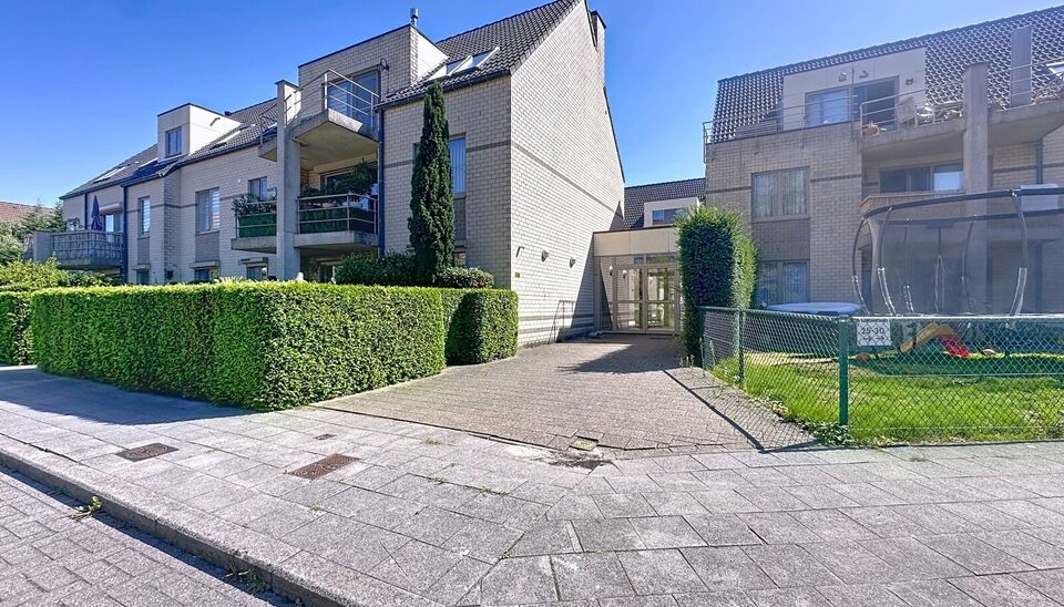 Dit goed onderhouden appartement op de eerste verdieping biedt een ruime leefruimte van 30m², grenzend aan een zuidgericht terras waar u heerlijk kunt genieten van het zonnetje. De keuken is volledig uitgerust met kwalitatieve Miele-toestellen, waaronder