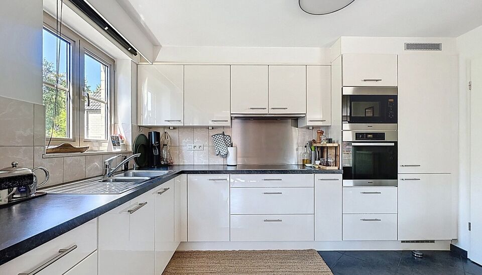 Dit goed onderhouden appartement op de eerste verdieping biedt een ruime leefruimte van 30m², grenzend aan een zuidgericht terras waar u heerlijk kunt genieten van het zonnetje. De keuken is volledig uitgerust met kwalitatieve Miele-toestellen, waaronder
