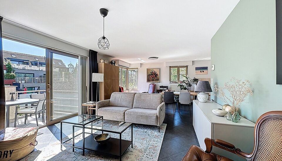 Dit goed onderhouden appartement op de eerste verdieping biedt een ruime leefruimte van 30m², grenzend aan een zuidgericht terras waar u heerlijk kunt genieten van het zonnetje. De keuken is volledig uitgerust met kwalitatieve Miele-toestellen, waaronder
