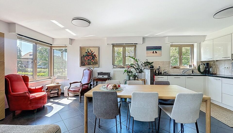Dit goed onderhouden appartement op de eerste verdieping biedt een ruime leefruimte van 30m², grenzend aan een zuidgericht terras waar u heerlijk kunt genieten van het zonnetje. De keuken is volledig uitgerust met kwalitatieve Miele-toestellen, waaronder