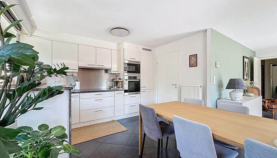 Dit goed onderhouden appartement op de eerste verdieping biedt een ruime leefruimte van 30m², grenzend aan een zuidgericht terras waar u heerlijk kunt genieten van het zonnetje. De keuken is volledig uitgerust met kwalitatieve Miele-toestellen, waaronder
