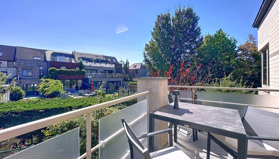 Dit goed onderhouden appartement op de eerste verdieping biedt een ruime leefruimte van 30m², grenzend aan een zuidgericht terras waar u heerlijk kunt genieten van het zonnetje. De keuken is volledig uitgerust met kwalitatieve Miele-toestellen, waaronder
