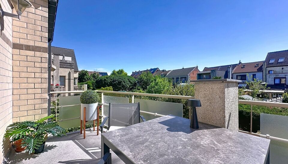 Dit goed onderhouden appartement op de eerste verdieping biedt een ruime leefruimte van 30m², grenzend aan een zuidgericht terras waar u heerlijk kunt genieten van het zonnetje. De keuken is volledig uitgerust met kwalitatieve Miele-toestellen, waaronder