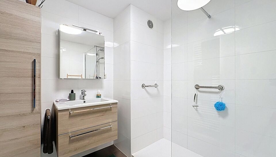 Dit goed onderhouden appartement op de eerste verdieping biedt een ruime leefruimte van 30m², grenzend aan een zuidgericht terras waar u heerlijk kunt genieten van het zonnetje. De keuken is volledig uitgerust met kwalitatieve Miele-toestellen, waaronder