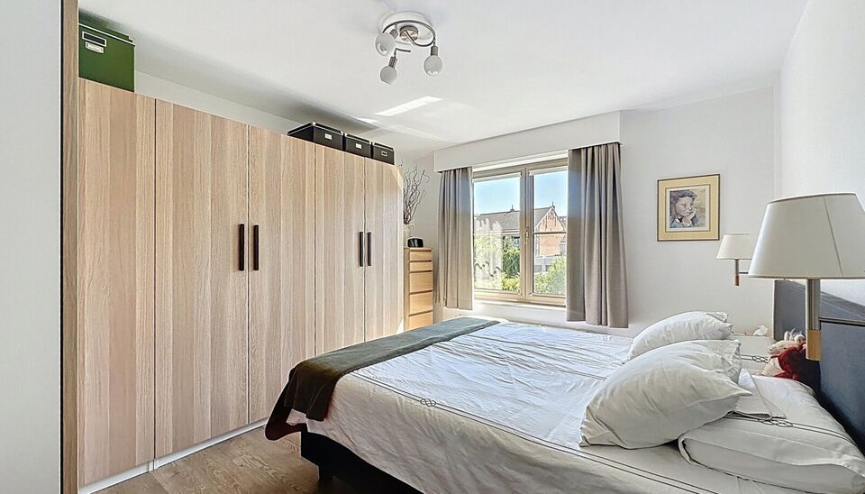 Dit goed onderhouden appartement op de eerste verdieping biedt een ruime leefruimte van 30m², grenzend aan een zuidgericht terras waar u heerlijk kunt genieten van het zonnetje. De keuken is volledig uitgerust met kwalitatieve Miele-toestellen, waaronder