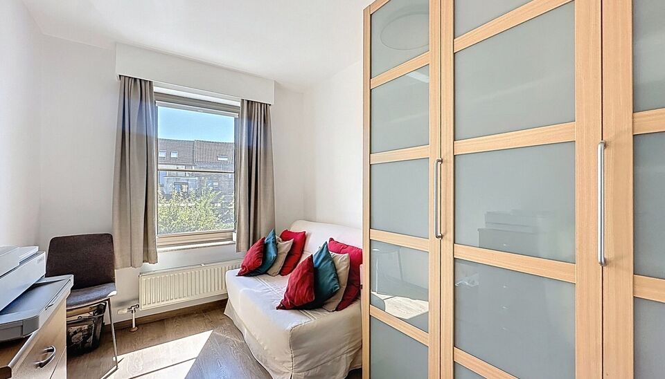 Dit goed onderhouden appartement op de eerste verdieping biedt een ruime leefruimte van 30m², grenzend aan een zuidgericht terras waar u heerlijk kunt genieten van het zonnetje. De keuken is volledig uitgerust met kwalitatieve Miele-toestellen, waaronder