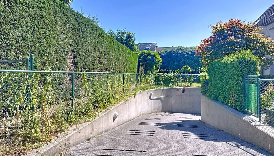 Dit goed onderhouden appartement op de eerste verdieping biedt een ruime leefruimte van 30m², grenzend aan een zuidgericht terras waar u heerlijk kunt genieten van het zonnetje. De keuken is volledig uitgerust met kwalitatieve Miele-toestellen, waaronder
