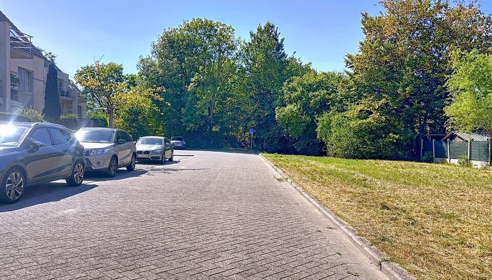 Dit goed onderhouden appartement op de eerste verdieping biedt een ruime leefruimte van 30m², grenzend aan een zuidgericht terras waar u heerlijk kunt genieten van het zonnetje. De keuken is volledig uitgerust met kwalitatieve Miele-toestellen, waaronder