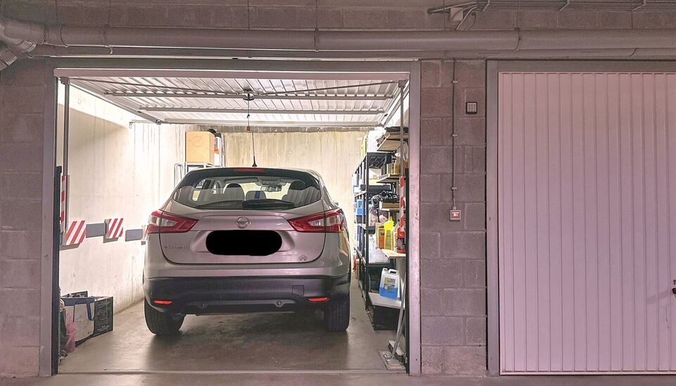 Dit goed onderhouden appartement op de eerste verdieping biedt een ruime leefruimte van 30m², grenzend aan een zuidgericht terras waar u heerlijk kunt genieten van het zonnetje. De keuken is volledig uitgerust met kwalitatieve Miele-toestellen, waaronder