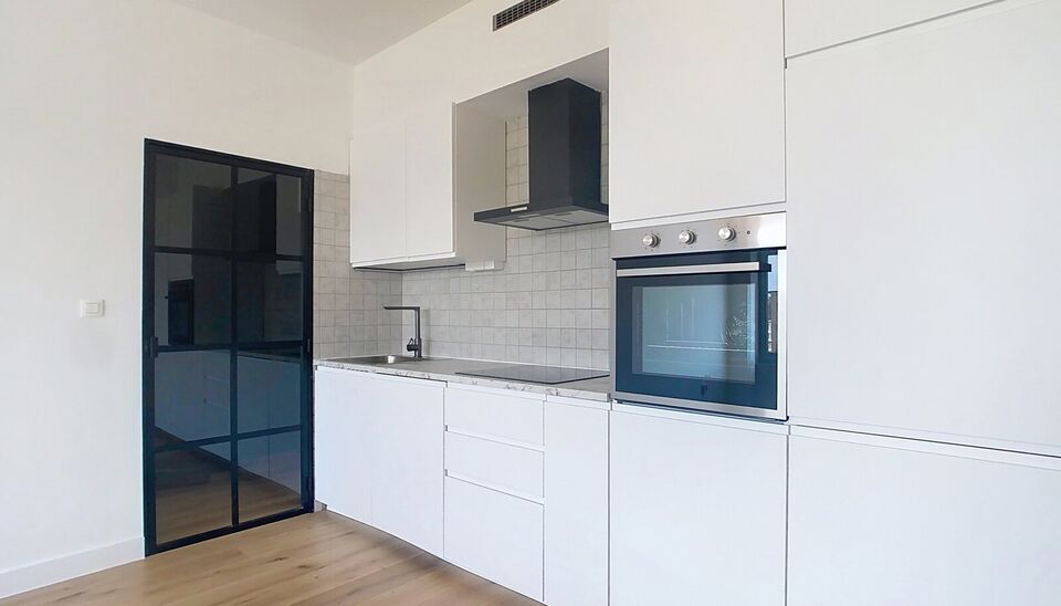 Ontdek dit volledig gerenoveerde appartement op de derde verdieping, ideaal gelegen en instapklaar!
Via de ruime inkomhal (ca. 6 m&sup2;) met ingemaakte kasten en parketvloer betreedt u het appartement. De lichtrijke leefruimte (ca. 31 m&sup2;) aan de voorzijde b