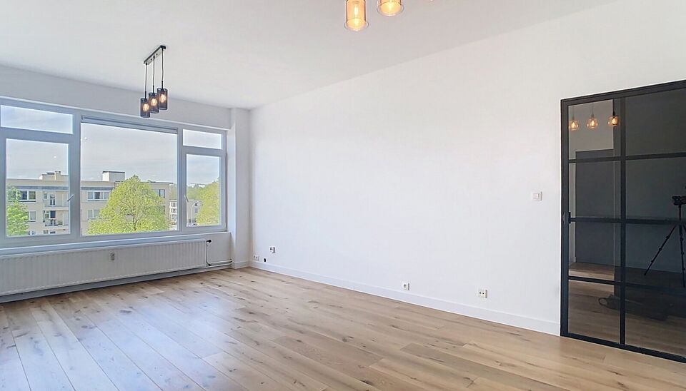 Ontdek dit volledig gerenoveerde appartement op de derde verdieping, ideaal gelegen en instapklaar!
Via de ruime inkomhal (ca. 6 m&sup2;) met ingemaakte kasten en parketvloer betreedt u het appartement. De lichtrijke leefruimte (ca. 31 m&sup2;) aan de voorzijde b