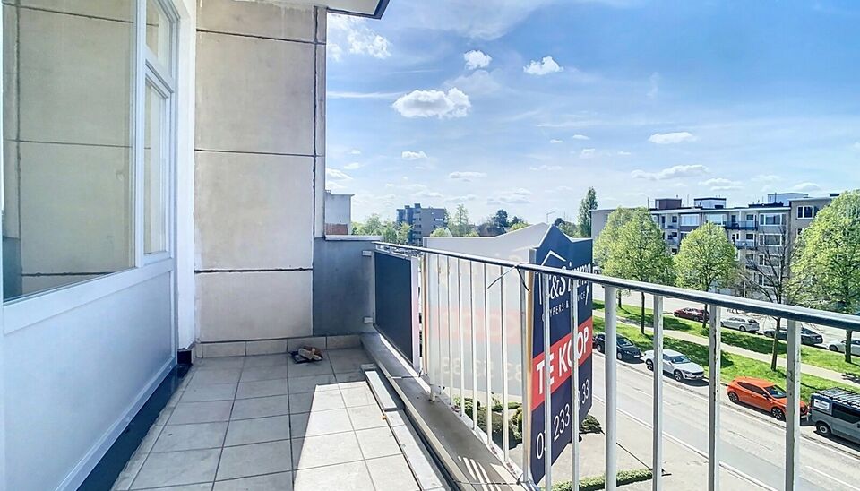 Ontdek dit volledig gerenoveerde appartement op de derde verdieping, ideaal gelegen en instapklaar!
Via de ruime inkomhal (ca. 6 m&sup2;) met ingemaakte kasten en parketvloer betreedt u het appartement. De lichtrijke leefruimte (ca. 31 m&sup2;) aan de voorzijde b