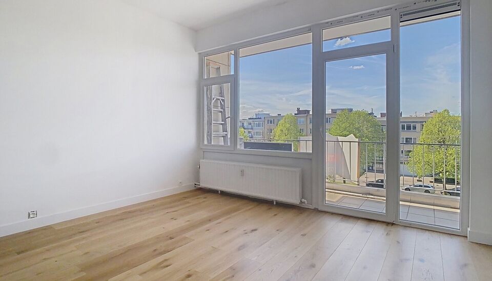 Ontdek dit volledig gerenoveerde appartement op de derde verdieping, ideaal gelegen en instapklaar!
Via de ruime inkomhal (ca. 6 m&sup2;) met ingemaakte kasten en parketvloer betreedt u het appartement. De lichtrijke leefruimte (ca. 31 m&sup2;) aan de voorzijde b