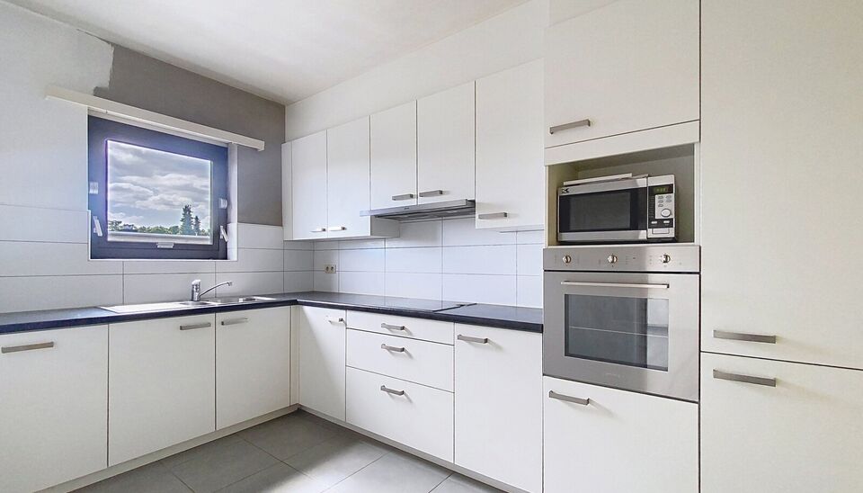 Ontdek dit appartement op de tweede verdieping van een kleinschalig gebouw in een rustige straat. 
Via de inkom, voorzien van berging en privé toilet komen we bij de ruime en lichtrijke woonkamer (ca36.) met aansluitend een gesloten keuken voorzien van o