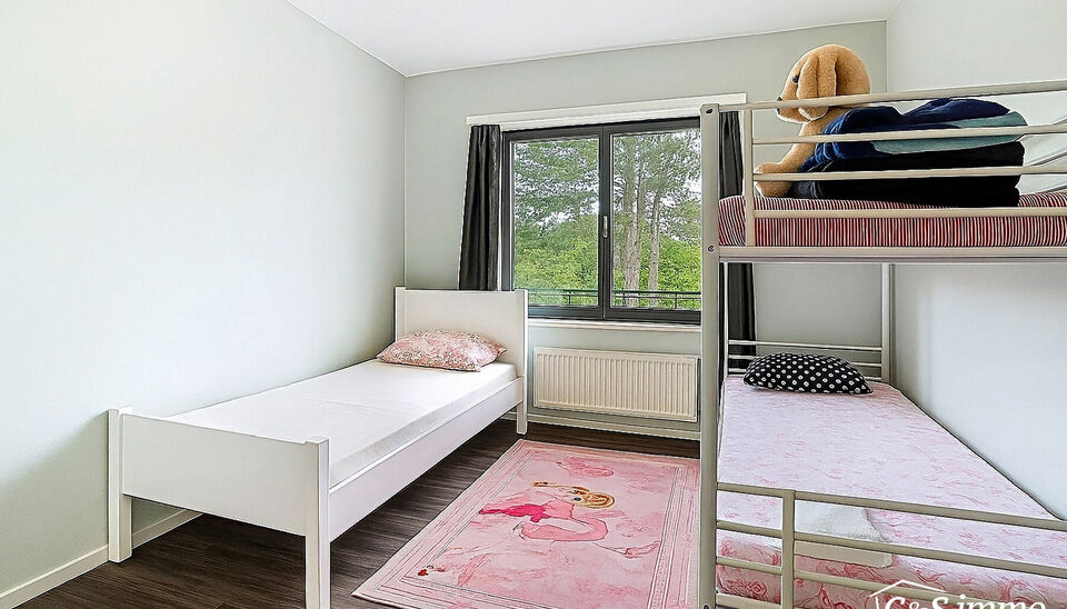 Ontdek dit appartement op de tweede verdieping van een kleinschalig gebouw in een rustige straat. 
Via de inkom, voorzien van berging en privé toilet komen we bij de ruime en lichtrijke woonkamer (ca36.) met aansluitend een gesloten keuken voorzien van o