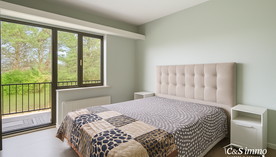 Ontdek dit appartement op de tweede verdieping van een kleinschalig gebouw in een rustige straat. 
Via de inkom, voorzien van berging en privé toilet komen we bij de ruime en lichtrijke woonkamer (ca36.) met aansluitend een gesloten keuken voorzien van o