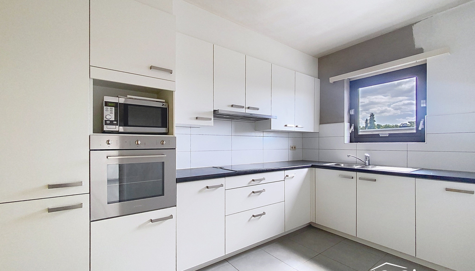 Ontdek dit appartement op de tweede verdieping van een kleinschalig gebouw in een rustige straat. 
Via de inkom, voorzien van berging en priv&eacute; toilet komen we bij de ruime en lichtrijke woonkamer (ca 40m&sup2;) met aansluitend een gesloten keuken voorzien va