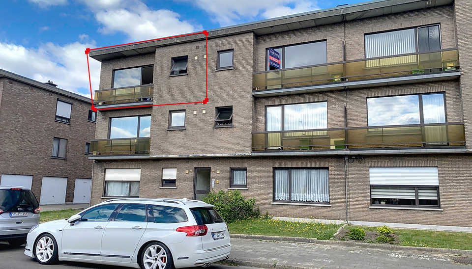 Ontdek dit appartement op de tweede verdieping van een kleinschalig gebouw in een rustige straat. 
Via de inkom, voorzien van berging en priv&eacute; toilet komen we bij de ruime en lichtrijke woonkamer (ca 40m&sup2;) met aansluitend een gesloten keuken voorzien va