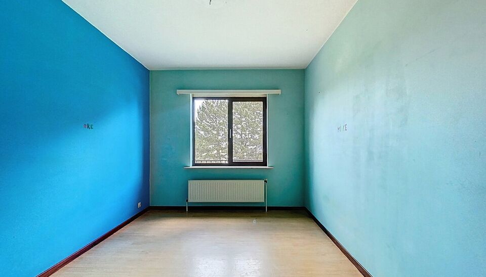 Ontdek dit appartement op de tweede verdieping van een kleinschalig gebouw in een rustige straat. 
Via de inkom, voorzien van berging en priv&eacute; toilet komen we bij de ruime en lichtrijke woonkamer (ca 40m&sup2;) met aansluitend een gesloten keuken voorzien va