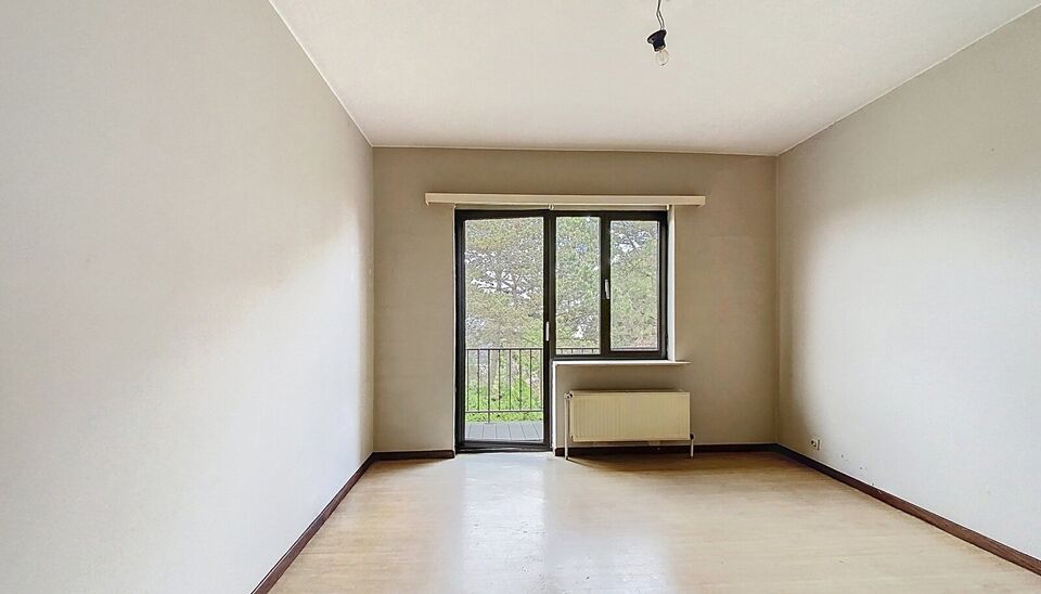 Ontdek dit appartement op de tweede verdieping van een kleinschalig gebouw in een rustige straat. 
Via de inkom, voorzien van berging en priv&eacute; toilet komen we bij de ruime en lichtrijke woonkamer (ca 40m&sup2;) met aansluitend een gesloten keuken voorzien va