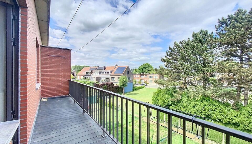 Ontdek dit appartement op de tweede verdieping van een kleinschalig gebouw in een rustige straat. 
Via de inkom, voorzien van berging en priv&eacute; toilet komen we bij de ruime en lichtrijke woonkamer (ca 40m&sup2;) met aansluitend een gesloten keuken voorzien va