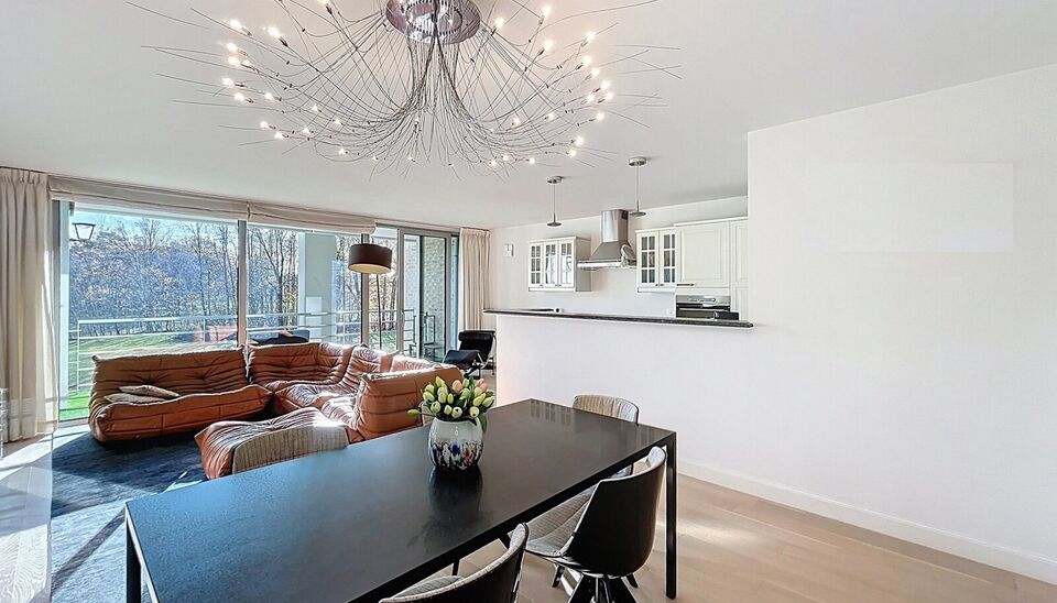 Lichtovergoten en zonnig appartement met een prachtig open uitzicht op de holes van de Golf van Brasschaat. Bij binnenkomst een ruime inkomhal met apart toilet. De uitnodigende woon- en eetkamer op parketvloer (ca. 31m²), biedt toegang tot het zonnige te