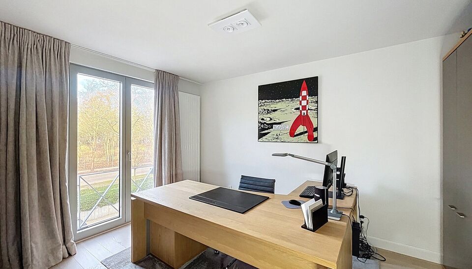 Lichtovergoten en zonnig appartement met een prachtig open uitzicht op de holes van de Golf van Brasschaat. Bij binnenkomst een ruime inkomhal met apart toilet. De uitnodigende woon- en eetkamer op parketvloer (ca. 31m²), biedt toegang tot het zonnige te