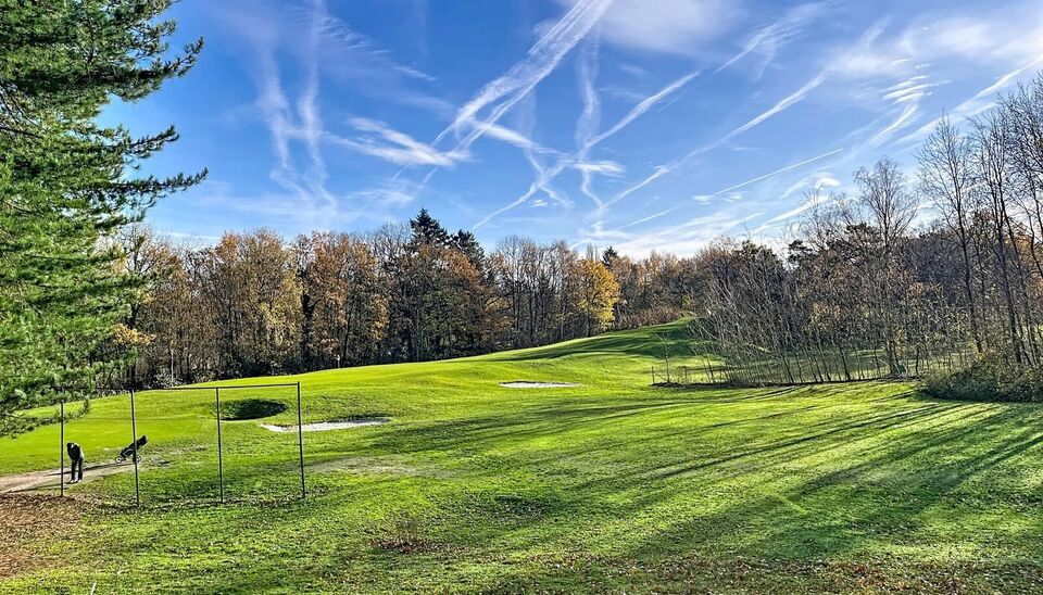Lichtovergoten en zonnig appartement met een prachtig open uitzicht op de holes van de Golf van Brasschaat. Bij binnenkomst een ruime inkomhal met apart toilet. De uitnodigende woon- en eetkamer op parketvloer (ca. 31m²), biedt toegang tot het zonnige te