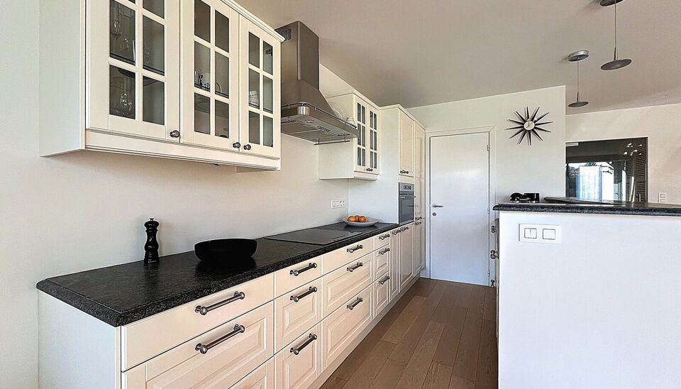 Lichtovergoten en zonnig appartement met een prachtig open uitzicht op de holes van de Golf van Brasschaat. Bij binnenkomst een ruime inkomhal met apart toilet. De uitnodigende woon- en eetkamer op parketvloer (ca. 37m&sup2;), biedt toegang tot het zonnige in