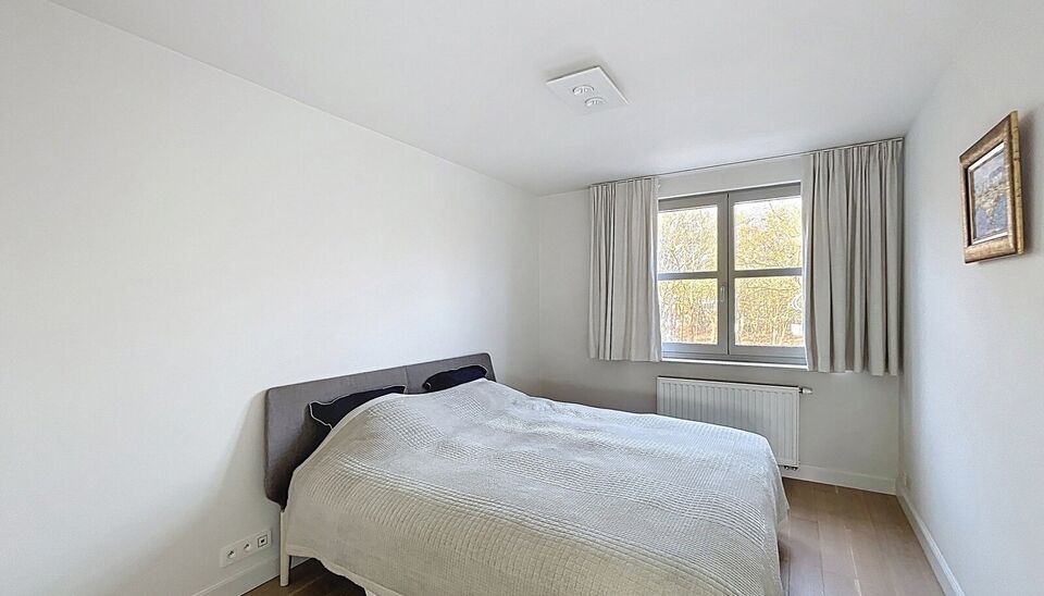 Lichtovergoten en zonnig appartement met een prachtig open uitzicht op de holes van de Golf van Brasschaat. Bij binnenkomst een ruime inkomhal met apart toilet. De uitnodigende woon- en eetkamer op parketvloer (ca. 37m&sup2;), biedt toegang tot het zonnige in