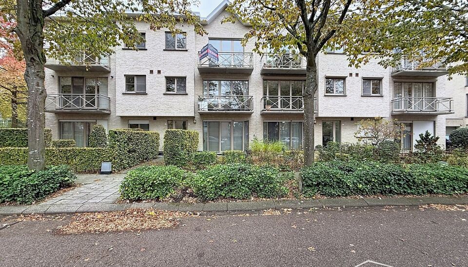 Lichtovergoten en zonnig appartement met een open uitzicht op een groen pleintje. Bij binnenkomst een ruime inkomhal met apart toilet met handenwasser. De uitnodigende woon- en eetkamer op keramische tegelvloer (ca. 30m&sup2;), biedt toegang tot het zonnige t