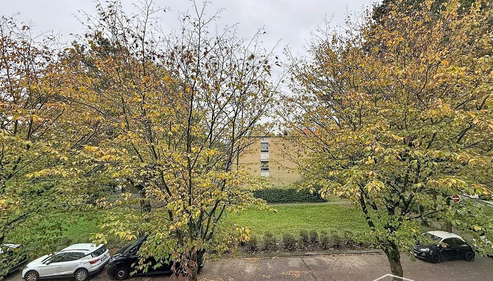 Lichtovergoten en zonnig appartement met een open uitzicht op een groen pleintje. Bij binnenkomst een ruime inkomhal met apart toilet met handenwasser. De uitnodigende woon- en eetkamer op keramische tegelvloer (ca. 30m&sup2;), biedt toegang tot het zonnige t