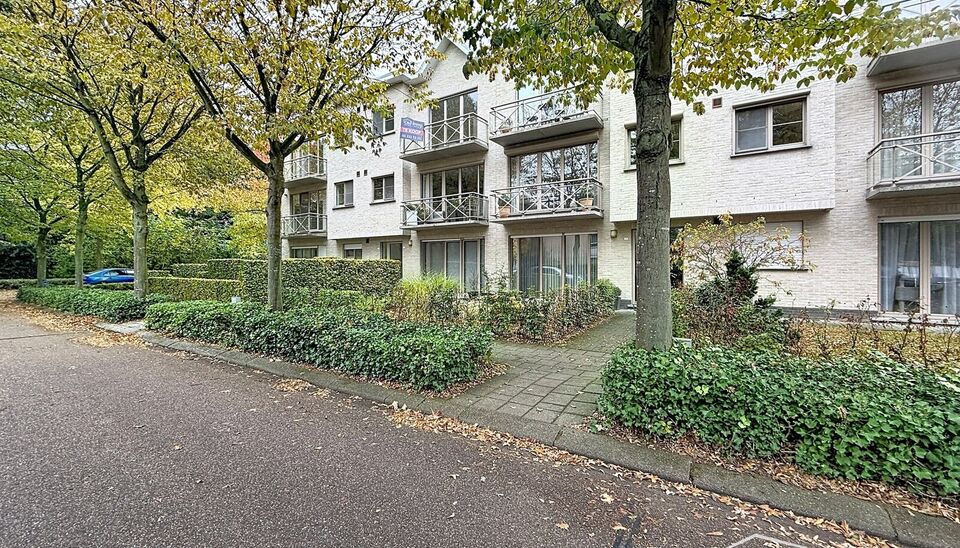 Lichtovergoten en zonnig appartement met een open uitzicht op een groen pleintje. Bij binnenkomst een ruime inkomhal met apart toilet met handenwasser. De uitnodigende woon- en eetkamer op keramische tegelvloer (ca. 30m&sup2;), biedt toegang tot het zonnige t