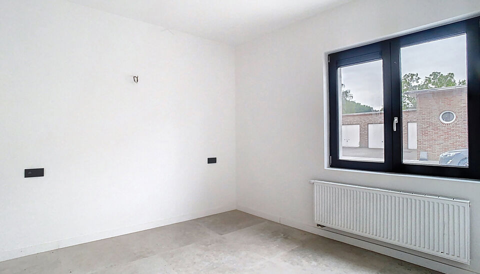Stap binnen in dit smaakvol afgewerkte appartement, gelegen in een klasse vol gerenoveerd gebouw op wandelafstand van het centrum van Edegem.
De inkomhal biedt directe toegang tot de moderne open keuken, volledig uitgerust met hoogwaardige Siemens-toestel
