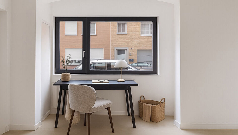 Stap binnen in dit smaakvol afgewerkte appartement, gelegen in een klassevol gerenoveerd gebouw op wandelafstand van het centrum van Edegem.
De inkomhal biedt directe toegang tot de moderne keuken, volledig uitgerust met hoogwaardige Siemens-toestellen