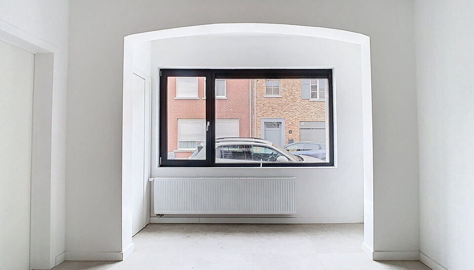 Stap binnen in dit smaakvol afgewerkte appartement, gelegen in een klassevol gerenoveerd gebouw op wandelafstand van het centrum van Edegem.
De inkomhal biedt directe toegang tot de moderne keuken, volledig uitgerust met hoogwaardige Siemens-toestellen