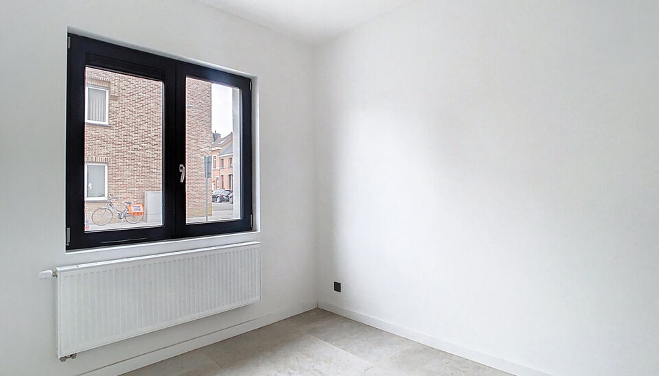 Stap binnen in dit smaakvol afgewerkte appartement, gelegen in een klassevol gerenoveerd gebouw op wandelafstand van het centrum van Edegem.
De inkomhal biedt directe toegang tot de moderne keuken, volledig uitgerust met hoogwaardige Siemens-toestellen