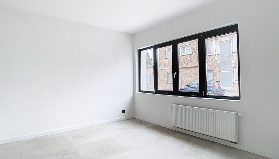 Stap binnen in dit smaakvol afgewerkte appartement, gelegen in een klassevol gerenoveerd gebouw op wandelafstand van het centrum van Edegem.
De inkomhal biedt directe toegang tot de moderne keuken, volledig uitgerust met hoogwaardige Siemens-toestellen