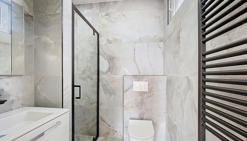 Laatse unit te koop! 4% rendement
Stap binnen in dit smaakvol afgewerkte appartement, gelegen in een klasse vol gerenoveerd gebouw op wandelafstand van het centrum van Edegem.
De inkomhal biedt directe toegang tot de moderne open keuken, volledig uitgerus